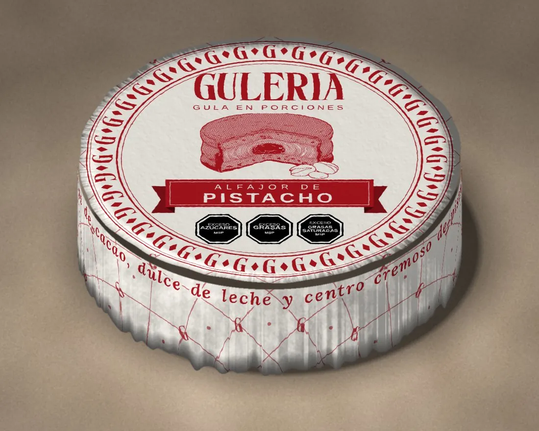 Alfajor de pistacho de Guleria envuelto en papel con el sello de la marca